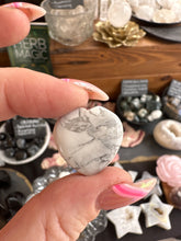 Load image into Gallery viewer, Howlite